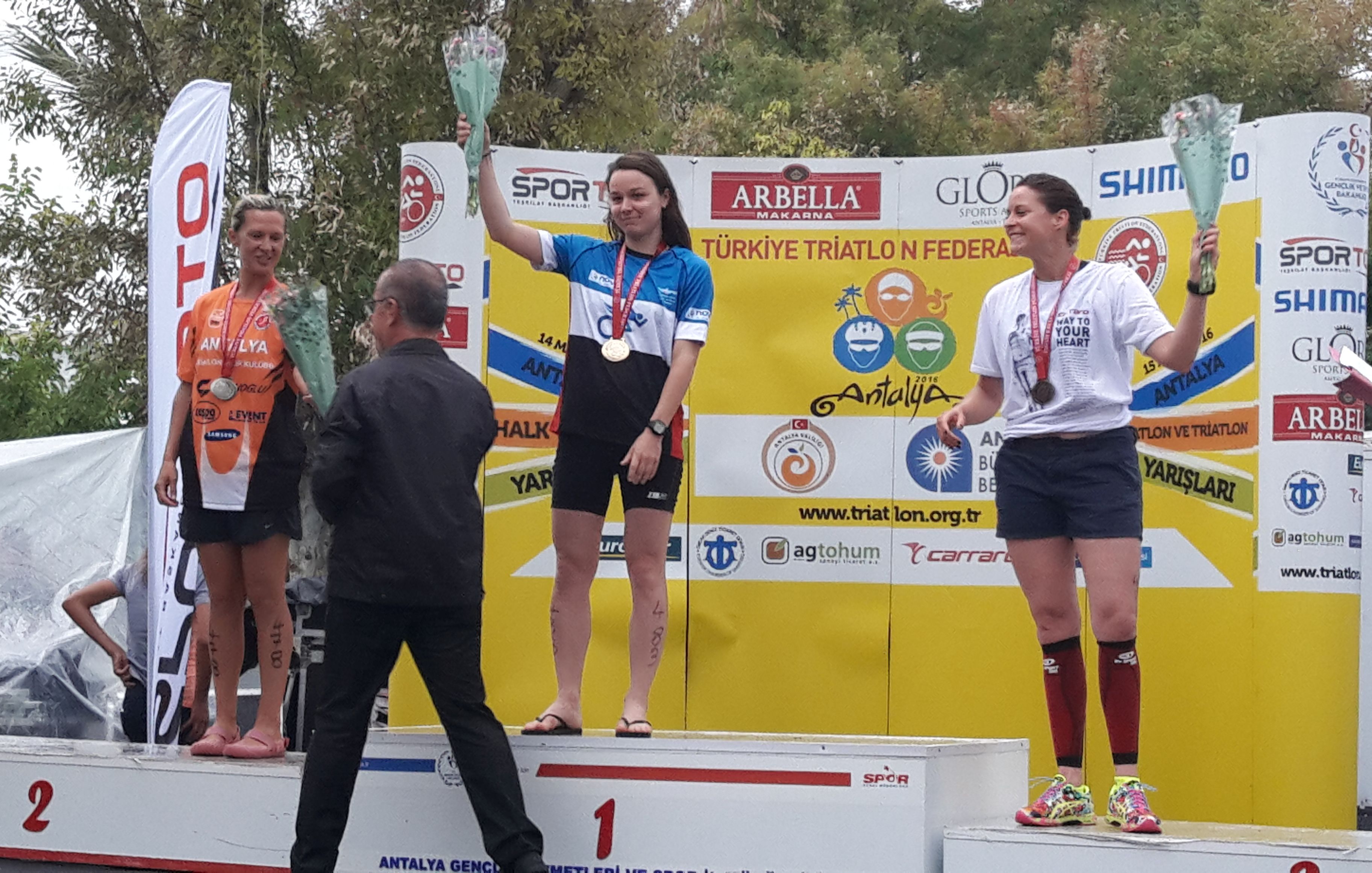 Antalya Triatlonu kadınlar birincisi Virginie Aslan